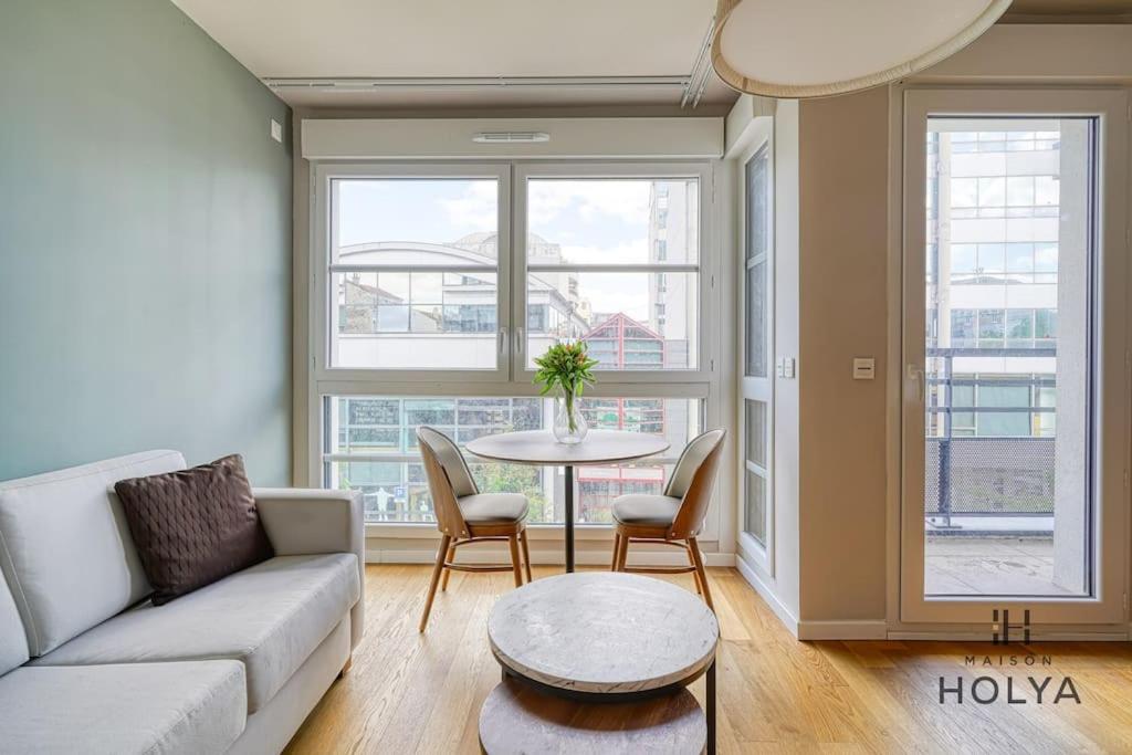 un salon avec un canapé et une table dans l'établissement Le Subtil - Aux portes de Paris - 365B, à Issy-les-Moulineaux