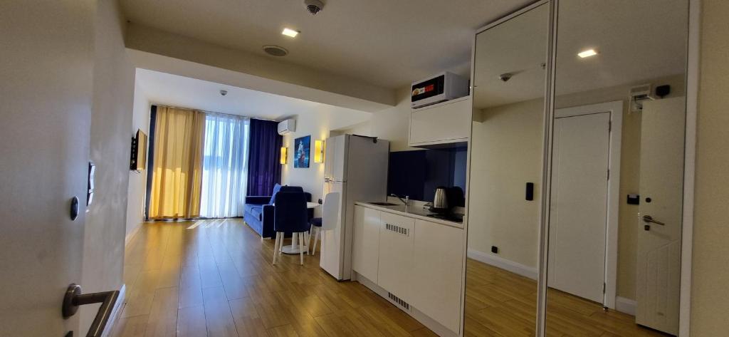 TV a/nebo společenská místnost v ubytování Sea View Apartments in Orbi City