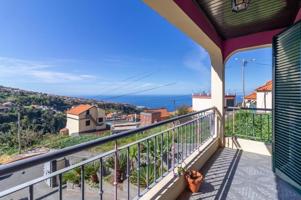 un balcone con vista sull'oceano di Casa Central - Peceful Mountain Retreat in Calheta a Ribeira do Raposo