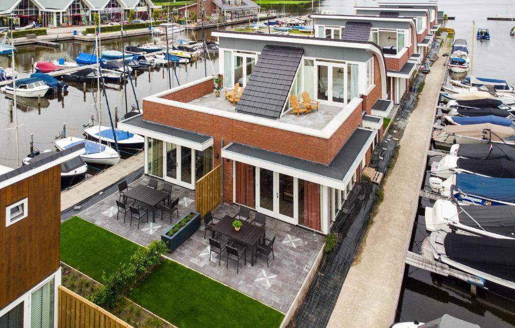a house with a roof that has a table and chairs at Saskerlei in Uitgeest