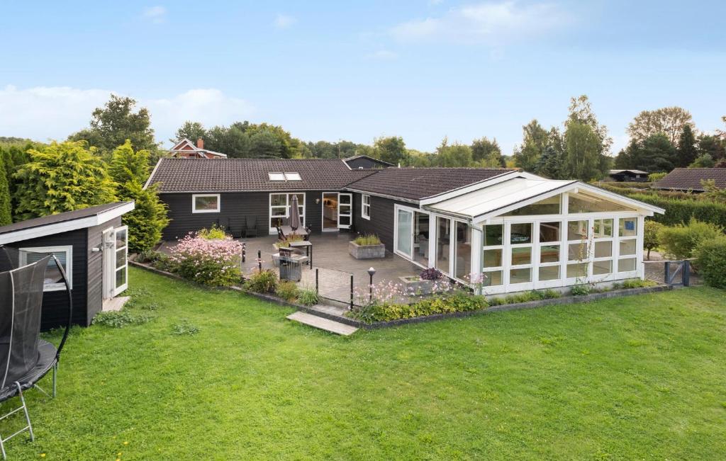 Taman di luar 5 Bedroom Amazing Home In Jægerspris