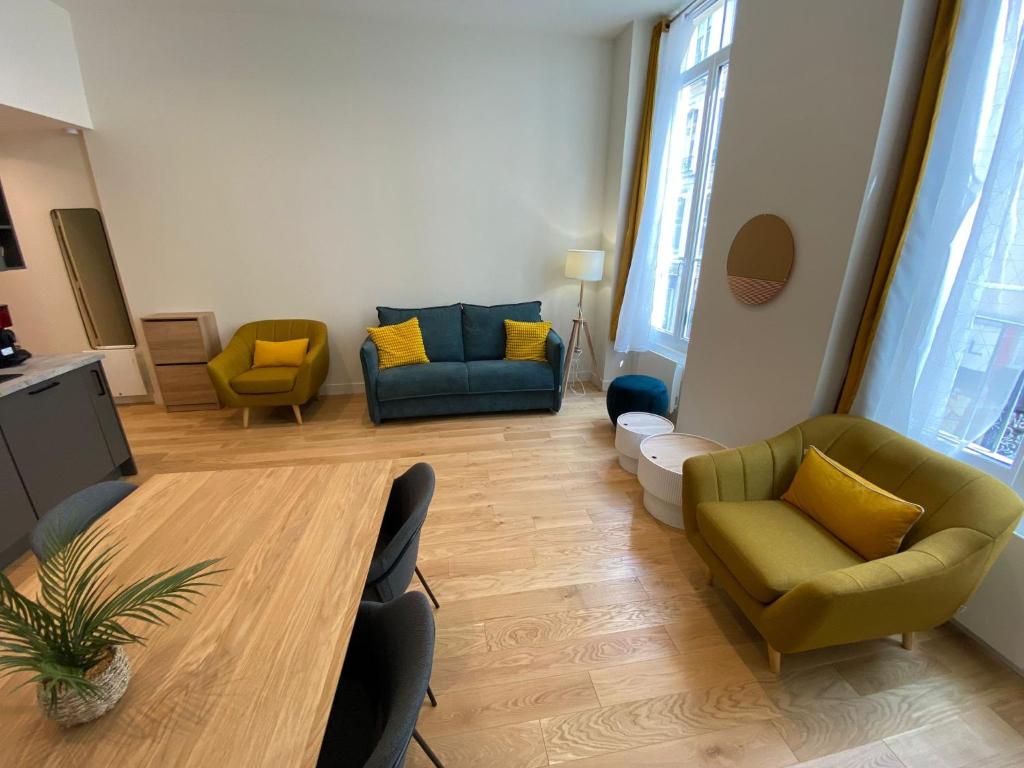 un salon avec une table et des chaises dans l'établissement Appartement Aboukir, à Paris