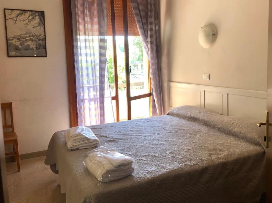 フィレンツェにあるサンソヴィーノ ベッド アンド カーのベッドとタオル2枚のある寝室