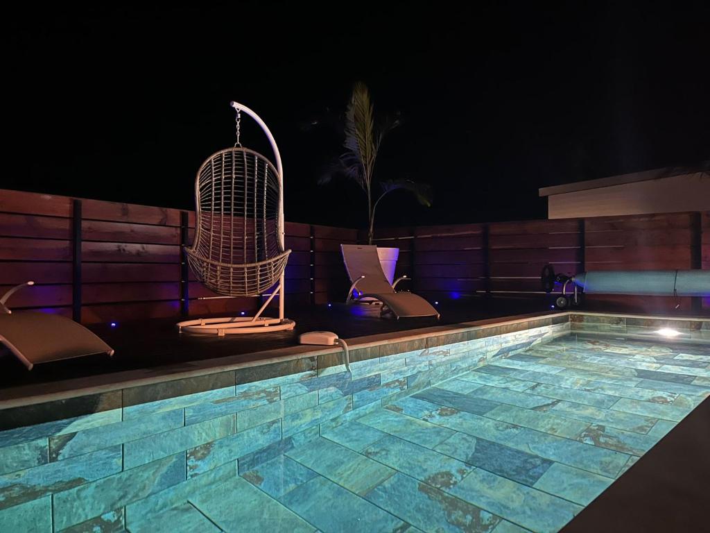 Bazén v ubytování Villa Petit Paradis nebo v jeho okolí