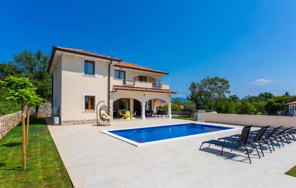 une image d'une villa avec piscine dans l'établissement Lovely Home In Sveti Viddobrinjski With Wifi, à Gostinjac