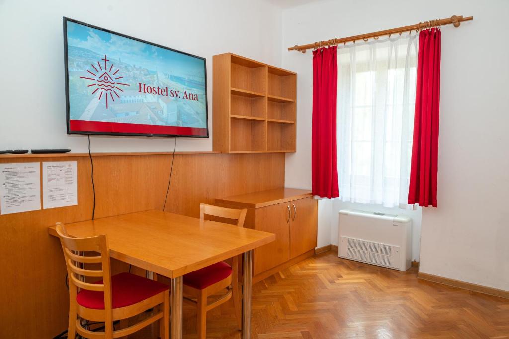 TV a/nebo společenská místnost v ubytování Hostel Sveta Ana