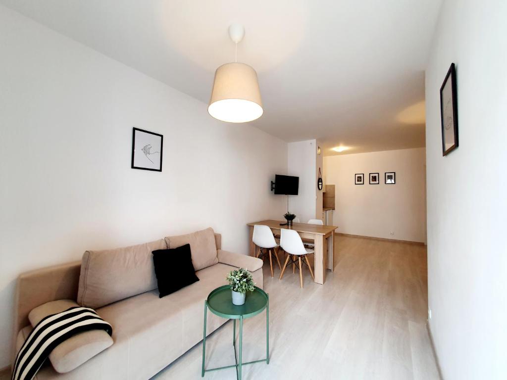 un salon avec un canapé et une table dans l'établissement Sunrise Apart V, à Władysławowo