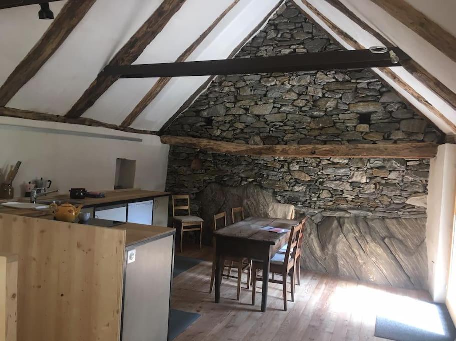 Köök või kööginurk majutusasutuses Rustico Gin Avegno Torbecc, Vallemaggia, Tessin,