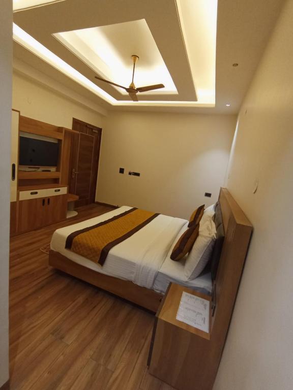 Postel nebo postele na pokoji v ubytování Masaga by Qcent, Gurugram