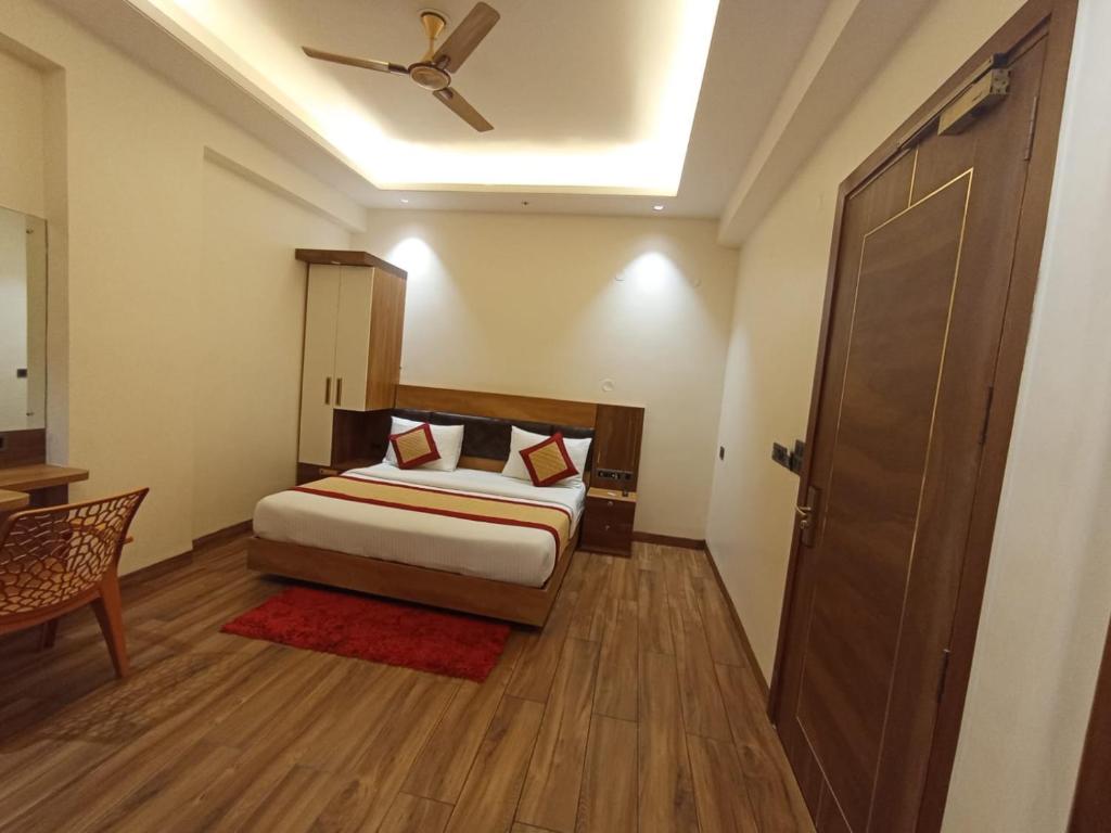 Postel nebo postele na pokoji v ubytování Masaga by Qcent, Gurugram