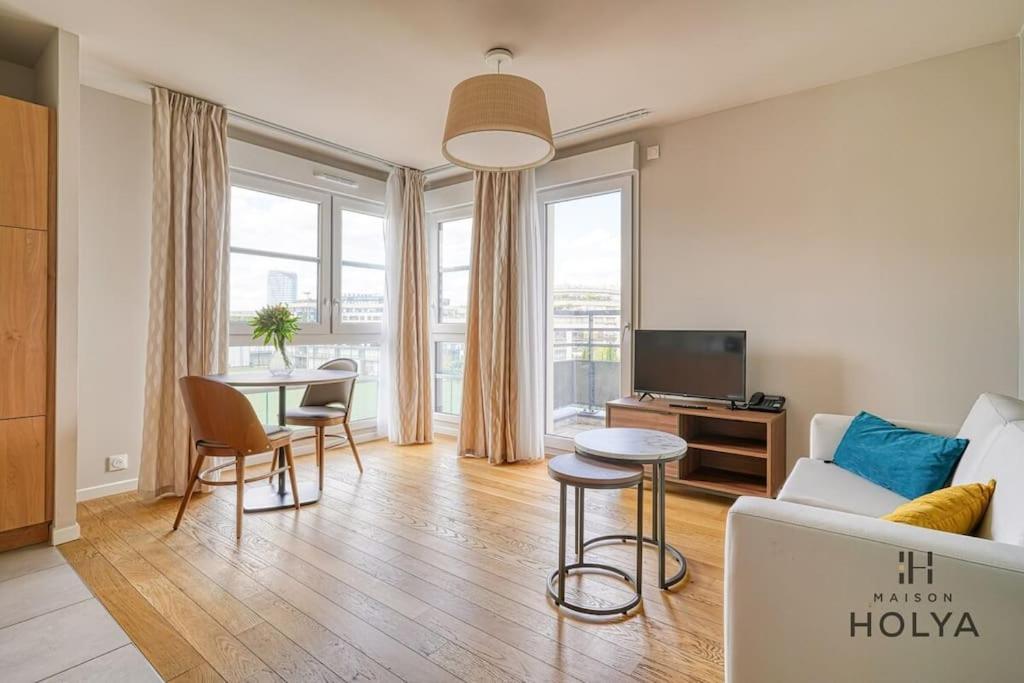 un salon avec un canapé et une table dans l'établissement Le Panorama - À deux pas de Paris - 367B, à Issy-les-Moulineaux