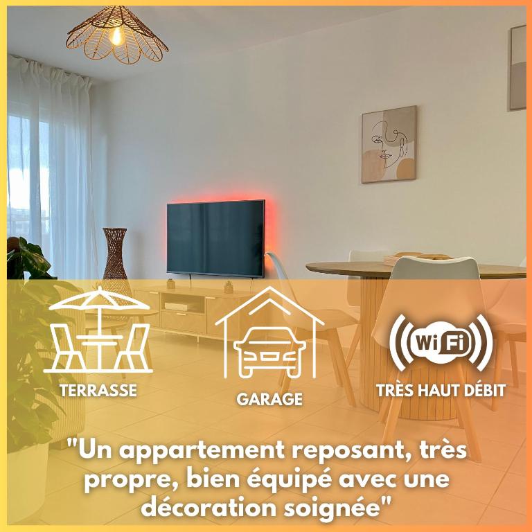 d'un salon avec une table et une télévision. dans l'établissement 