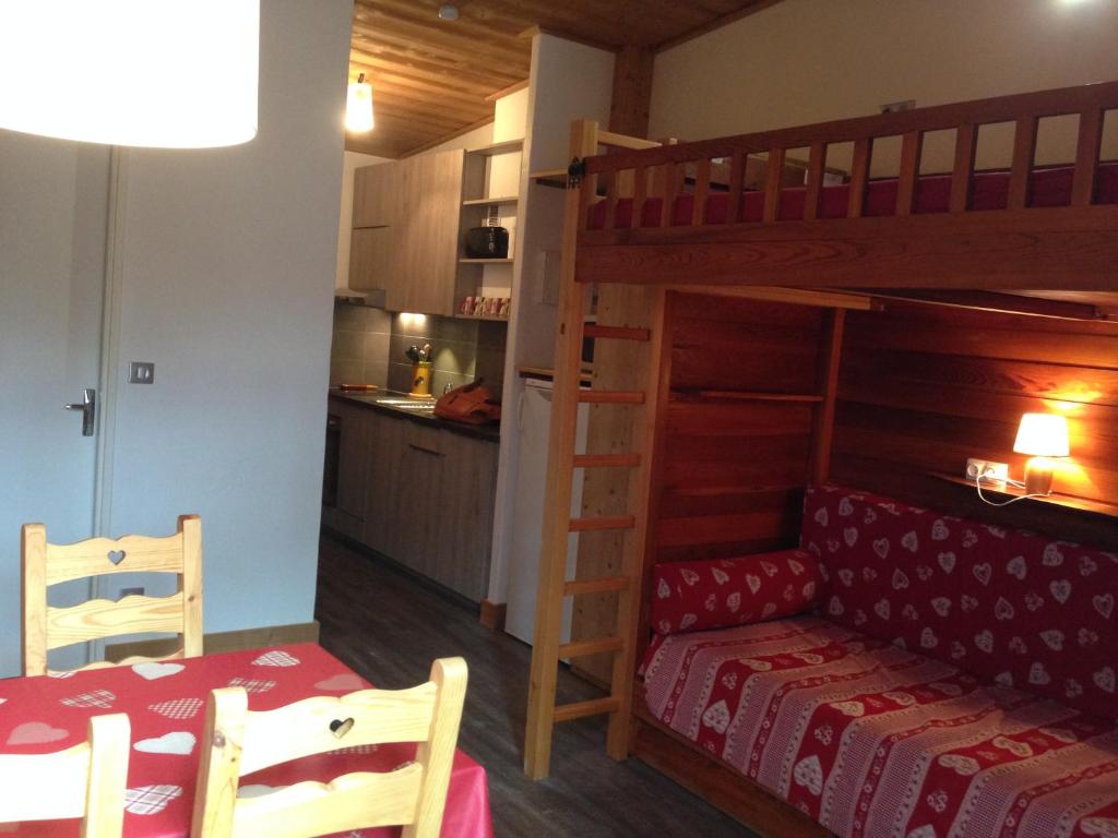 salon z łóżkiem piętrowym i kuchnią w obiekcie Spacieux Studio - Les chaudes Almes w mieście Tignes