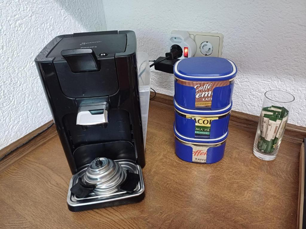 Příslušenství pro přípravu čaje a kávy v ubytování Ferienwohnung Kiruga