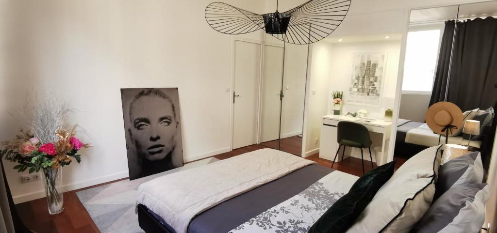 une chambre avec un lit et un bureau dans une pièce dans l'établissement Golden - Éden - superbe 2 pièces de standing en hypercentre, à Vichy