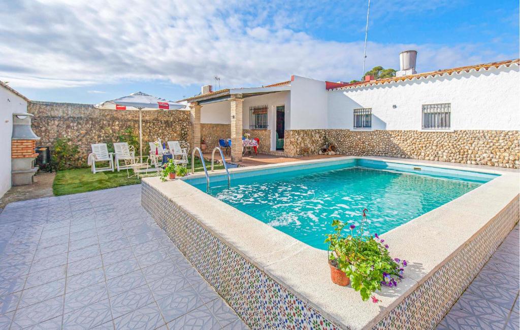 Πισίνα στο ή κοντά στο 3 Bedroom Stunning Home In Peñaflor