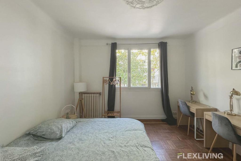 une chambre avec un lit, un bureau et une fenêtre dans l'établissement Chambre Paris 10 - Bail mobilité, à Paris