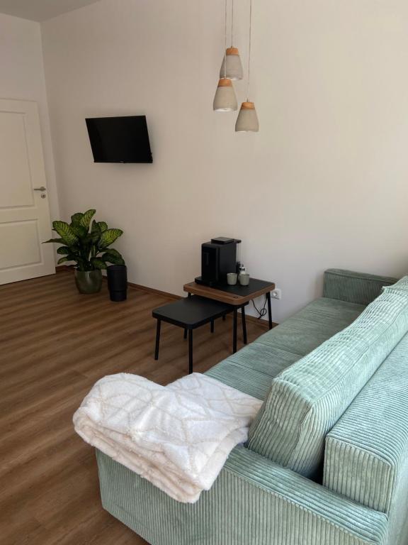 un soggiorno con un divano e un tavolo di Sun & Moon Apartments Erfurt a Erfurt