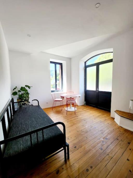 une chambre avec un lit, une table et une fenêtre dans l'établissement Appartement à 2 pas des thermes, à Royat