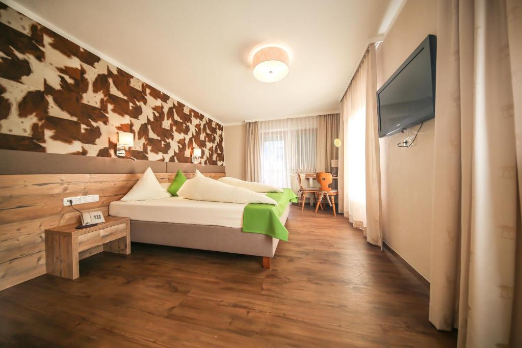 TV a/nebo společenská místnost v ubytování Hotel Landhaus Carla