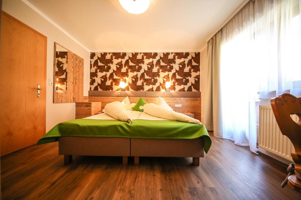 Postel nebo postele na pokoji v ubytování Hotel Landhaus Carla
