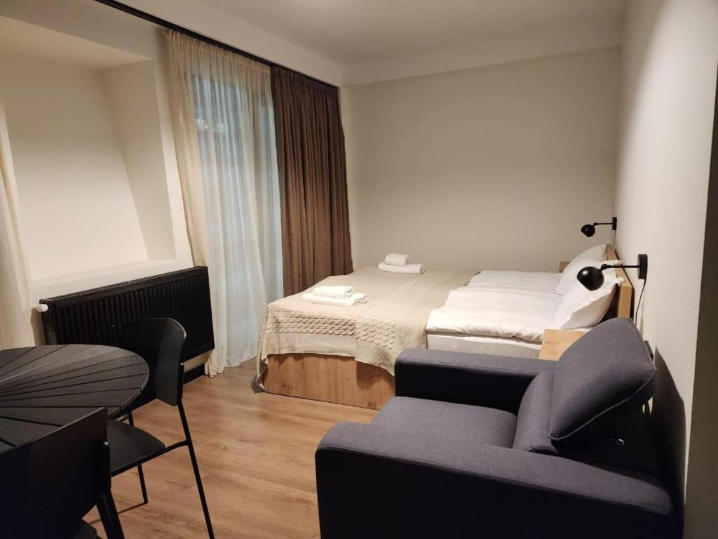 Postel nebo postele na pokoji v ubytování Walk to Ski Lift-1BR-Studio-Balcony-Parking
