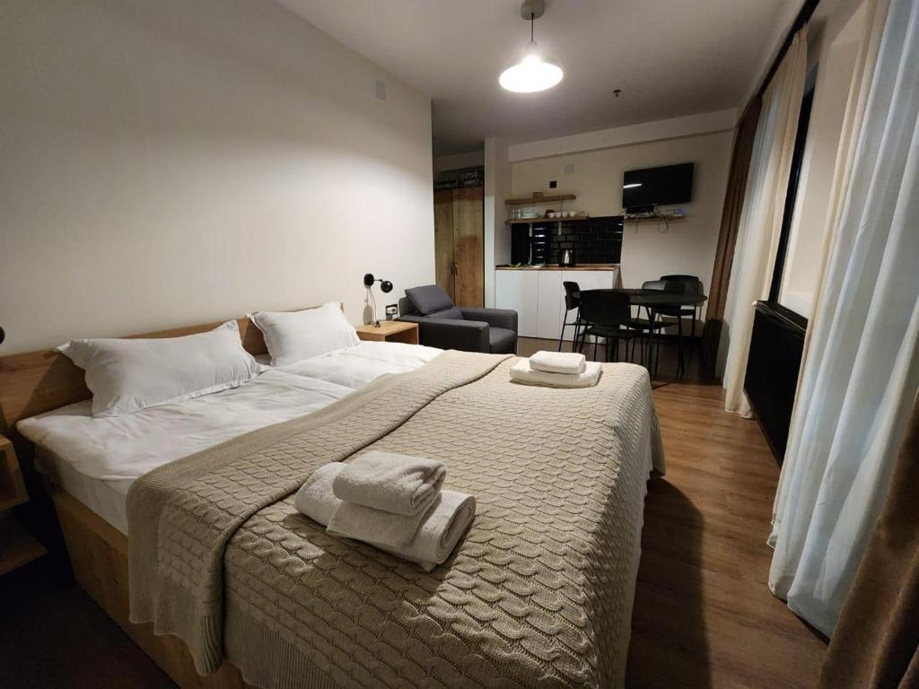 Postel nebo postele na pokoji v ubytování Walk to Ski Lift-1BR-Studio-Balcony-Parking