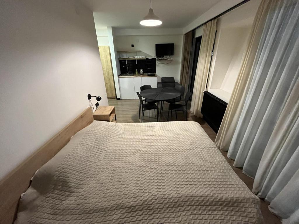Postel nebo postele na pokoji v ubytování Walk to Ski Lift-1BR-Studio-Balcony-Parking