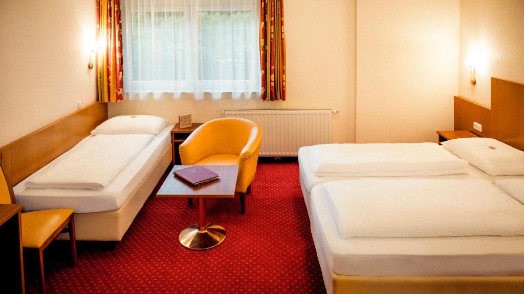 Postel nebo postele na pokoji v ubytování Der Kaiserhof Ried