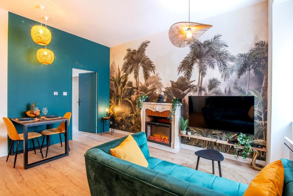 Μια τηλεόραση ή/και κέντρο ψυχαγωγίας στο Cosy T2 RDC avec extérieur privatif