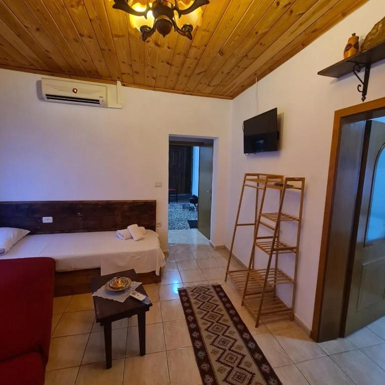 Postel nebo postele na pokoji v ubytování SANTA ROOM-OLD BAZAAR CENTER-Gjirokaster