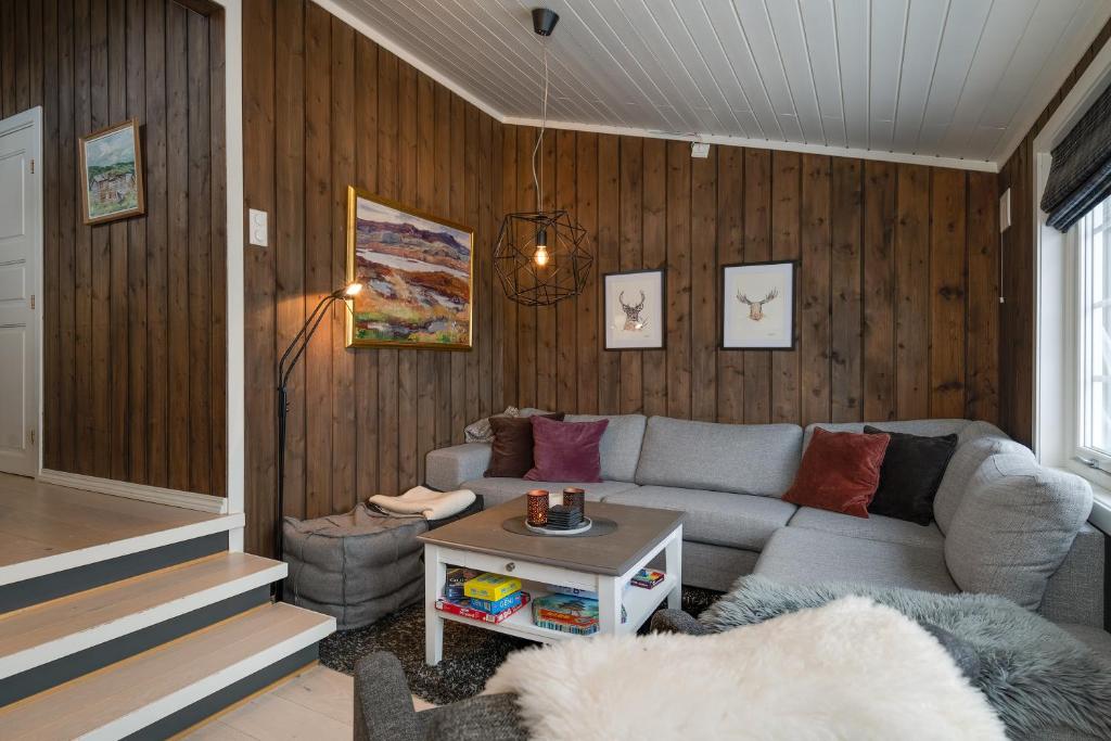 a living room with a couch and a table at Bitigrenda K in Beitostøl