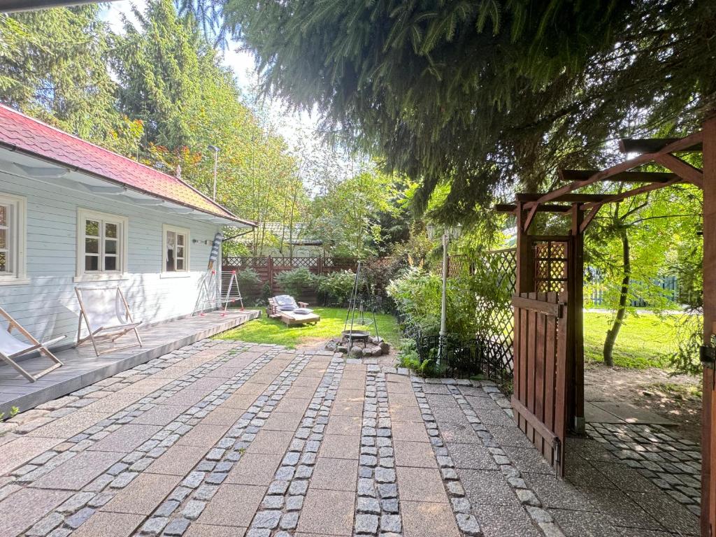 Fotografia z galérie ubytovania Tulipanek - domek letniskowy z ogródkiem v destinácii Stegna