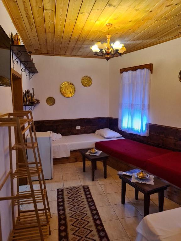 Postel nebo postele na pokoji v ubytování SANTA ROOM-OLD BAZAAR CENTER-Gjirokaster