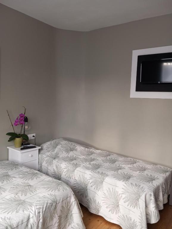 un salon avec un canapé et une télévision à écran plat dans l'établissement Chambre chez l'habitant, à Péronne