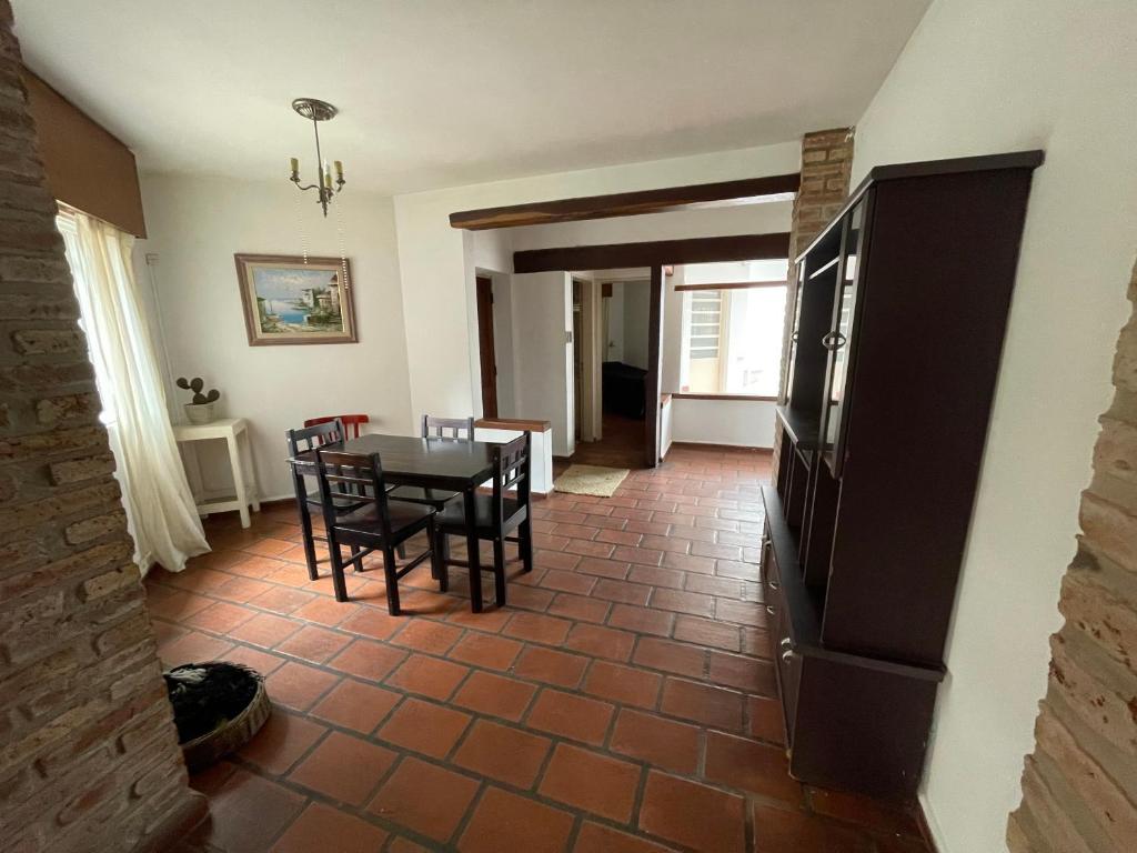 una sala da pranzo con tavolo, sedie e televisione di Agasajo V a Córdoba