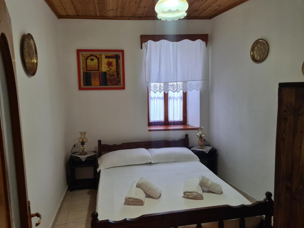 Postel nebo postele na pokoji v ubytování SANTA ROOM-OLD BAZAAR CENTER-Gjirokaster