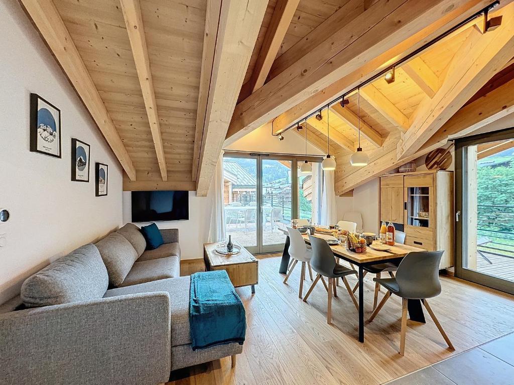 un salon avec un canapé et une table dans l'établissement Les 3 Mousquetons-appartement-6-8 Pers-Proche centre, aux Gets