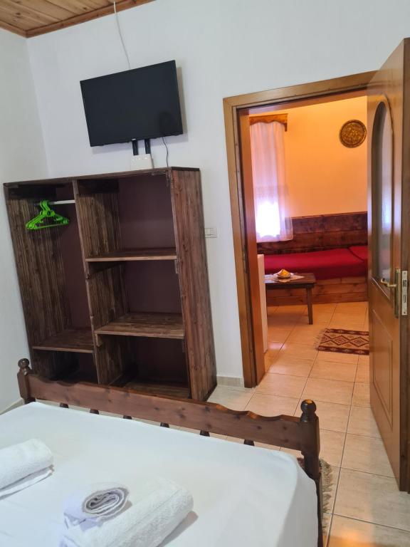 Postel nebo postele na pokoji v ubytování SANTA ROOM-OLD BAZAAR CENTER-Gjirokaster