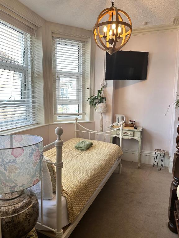 The Boho - 4 min walk to beach & town - Resim 24