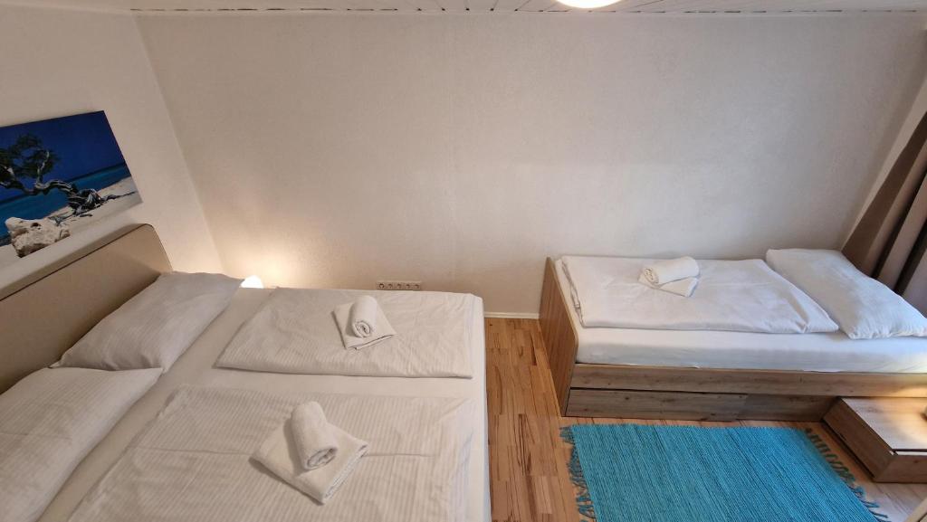 Postel nebo postele na pokoji v ubytování homy Bludenz Downtown Suites