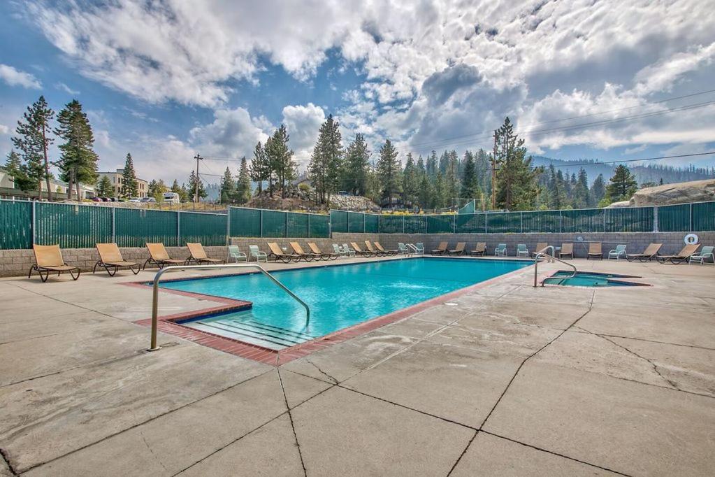 Piscina de la sau aproape de Luxe 4 lake Tahoe Luxury With Hot Tub