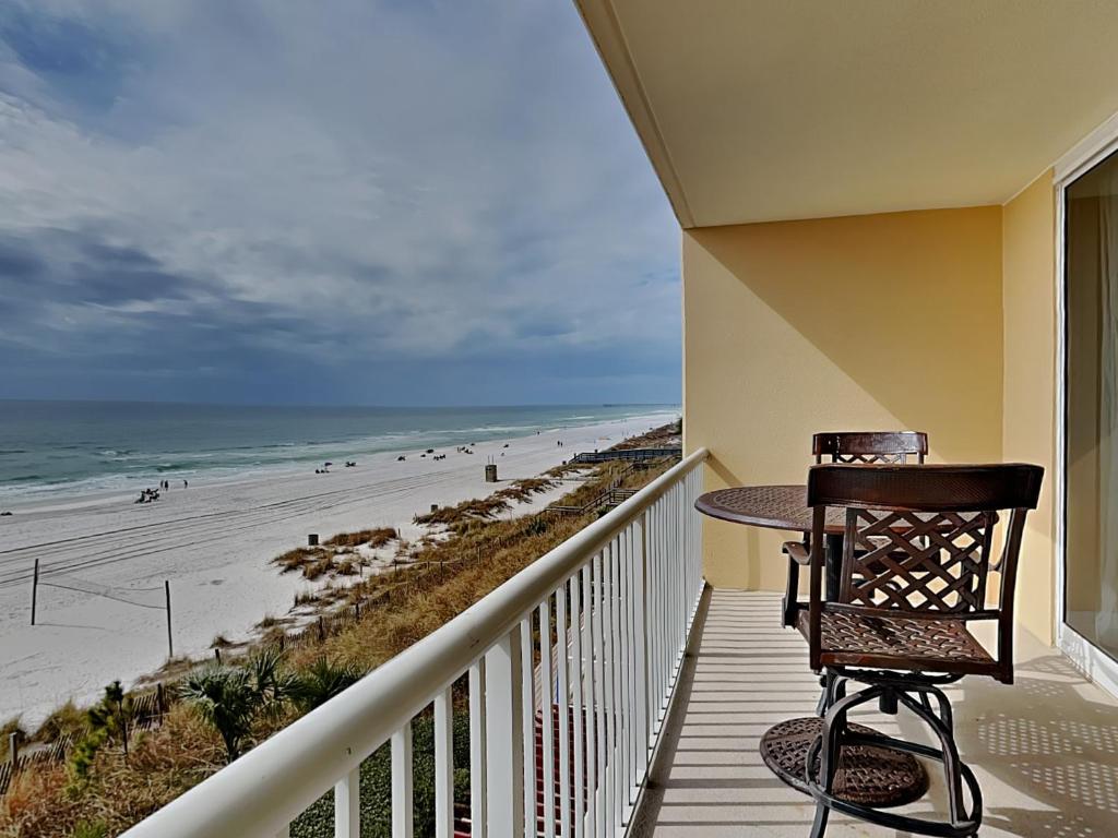 Un balcón con mesa y vista a la playa. en Majestic Beach Towers I #312, en Panama City Beach