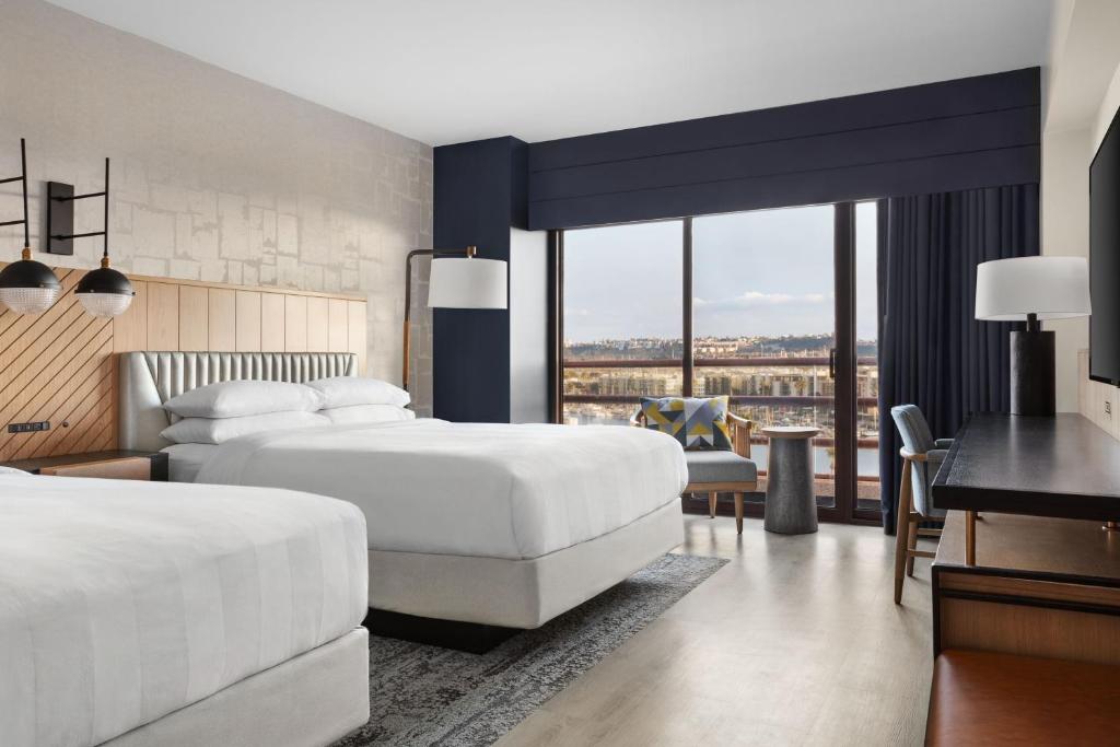Marina del Rey Marriott - Guest Room With Two Double Beds And Marina View