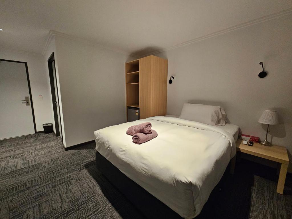 Postel nebo postele na pokoji v ubytování Econo Lodge Rivervale