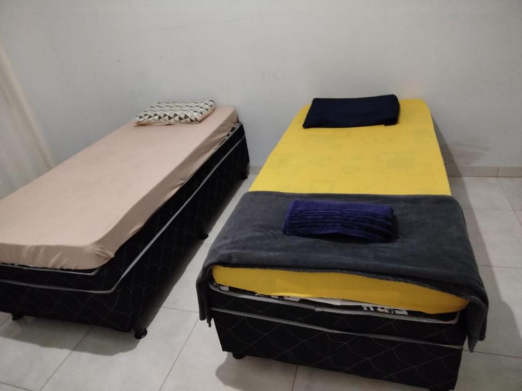 Postel nebo postele na pokoji v ubytování Quarto individual com 2 camas box de solteiro hostel 940