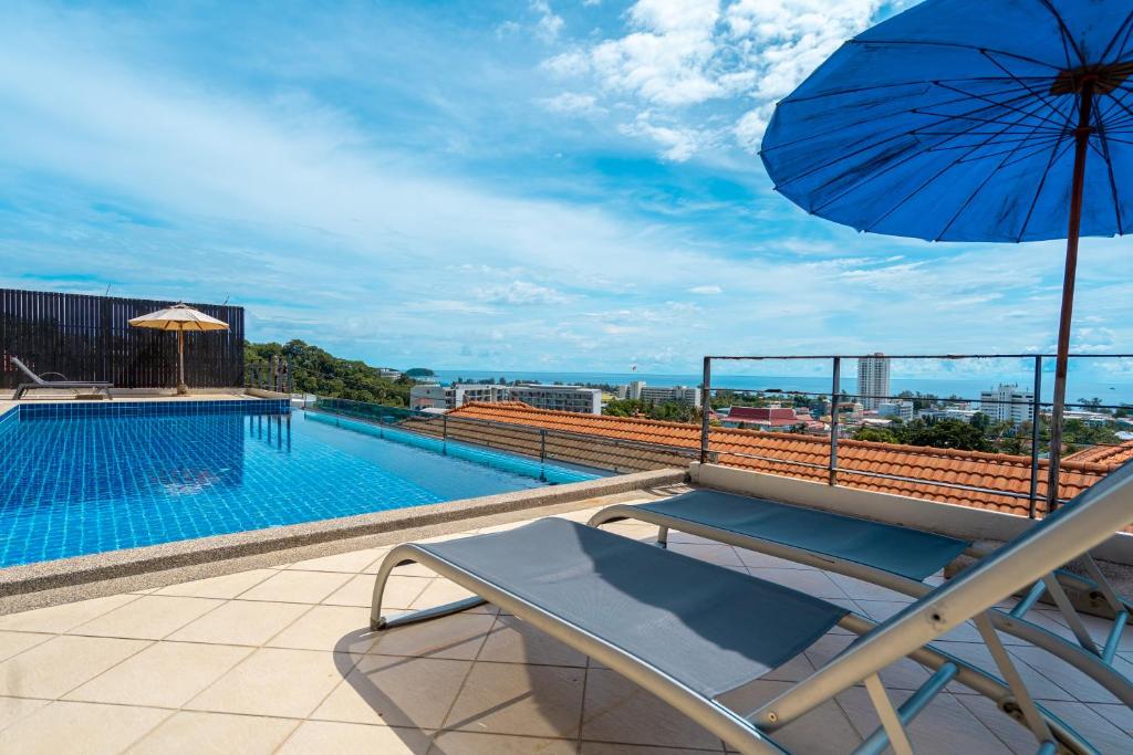 Bazén v ubytování Hillside seaview Residence nebo v jeho okolí
