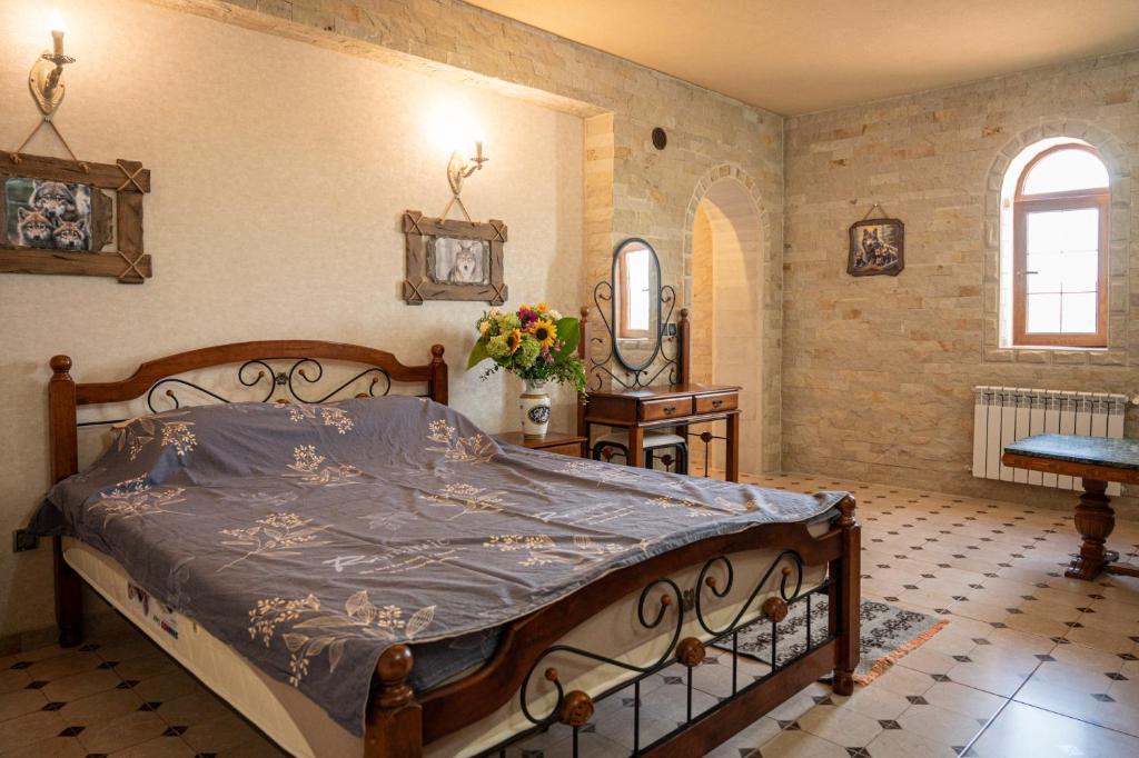 a bedroom with a bed in a room at Castel Unghern in Ivancea