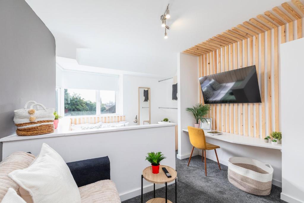 海丁利Stylish Studio Apt in Leeds的带沙发和书桌的客厅