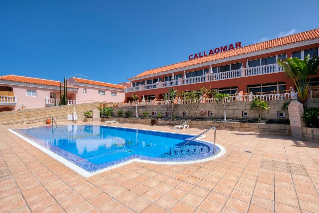 The swimming pool at or close to Apartamentos Callaomar